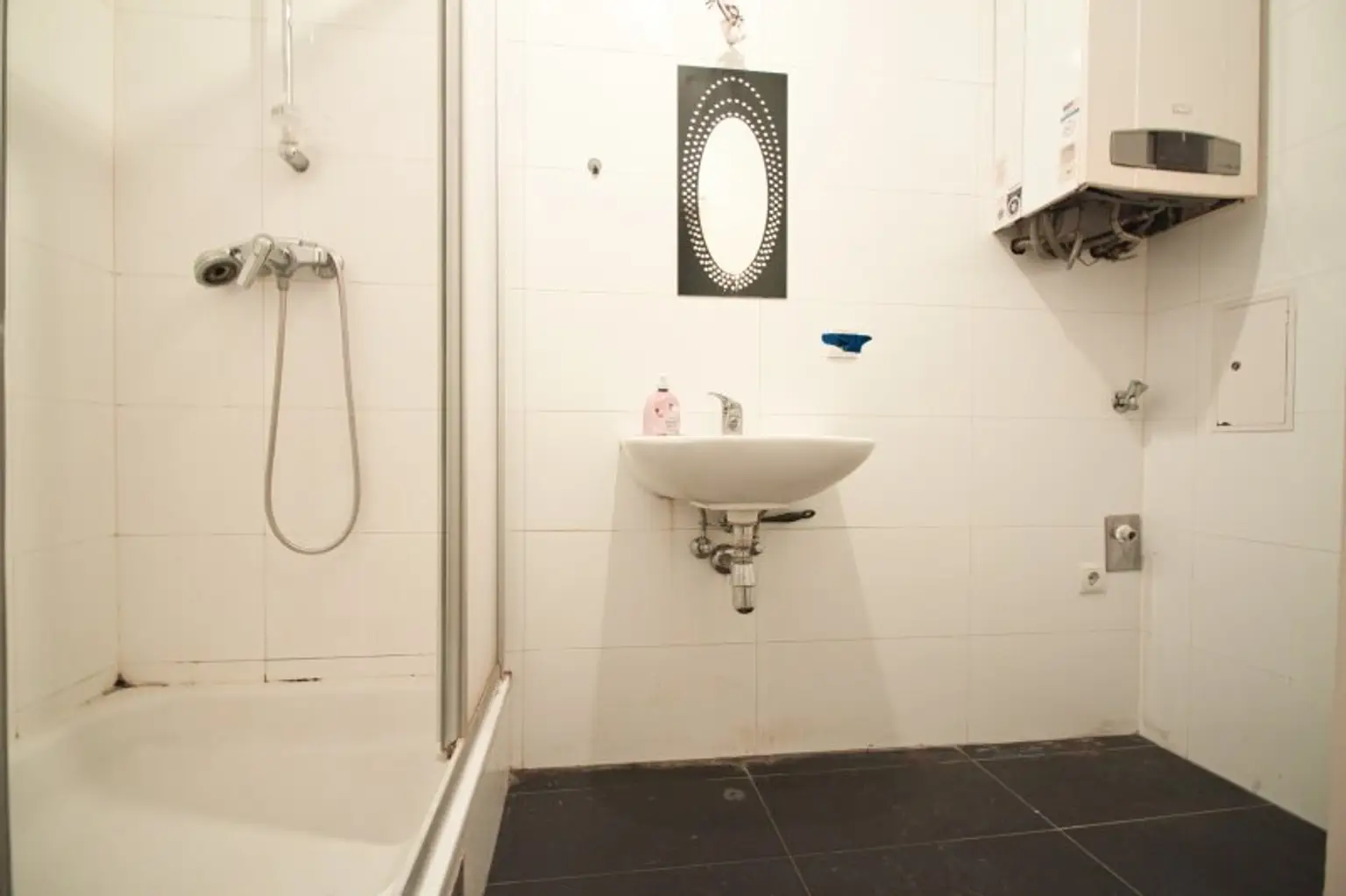 Sanierungsbedürftig | 3 Zimmer Altbau-Wohnung | ruhige Innenhoflage | zentral begehbar