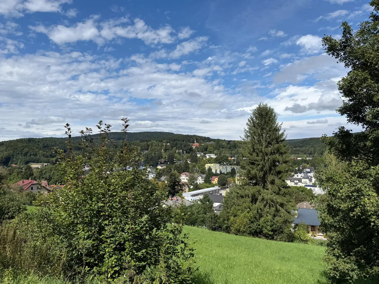 Exklusives Dachgeschoß-Juwel in historischem Gebäude mit großem Gartenanteil