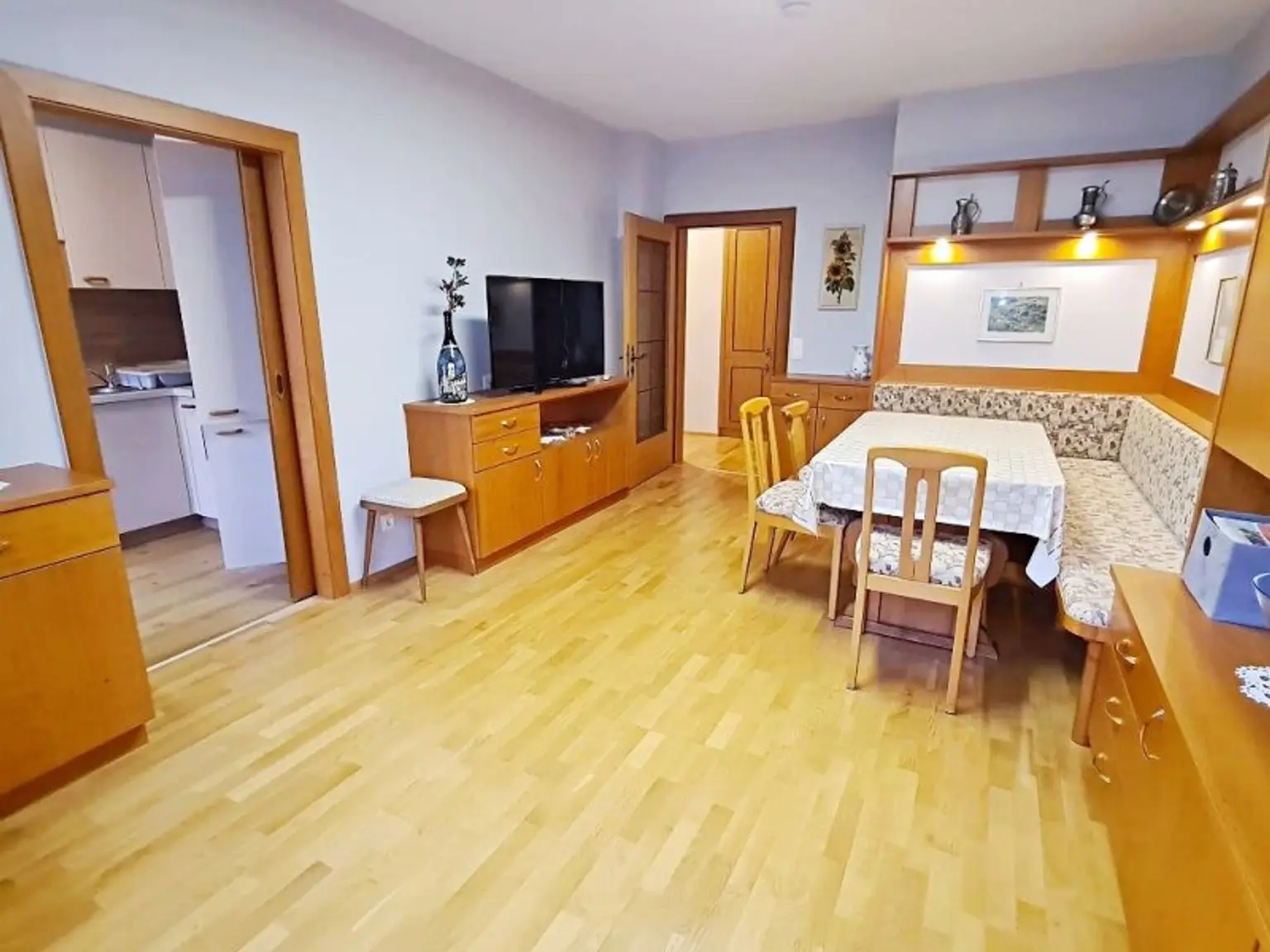 FAMILIENHIT, ENKPLATZ, gepflegte 113 m2 Neubau mit Loggia, 4 Zimmer, Küche, 2 Bäder, teilmöbliert, 3. Liftstock, U3-Nähe