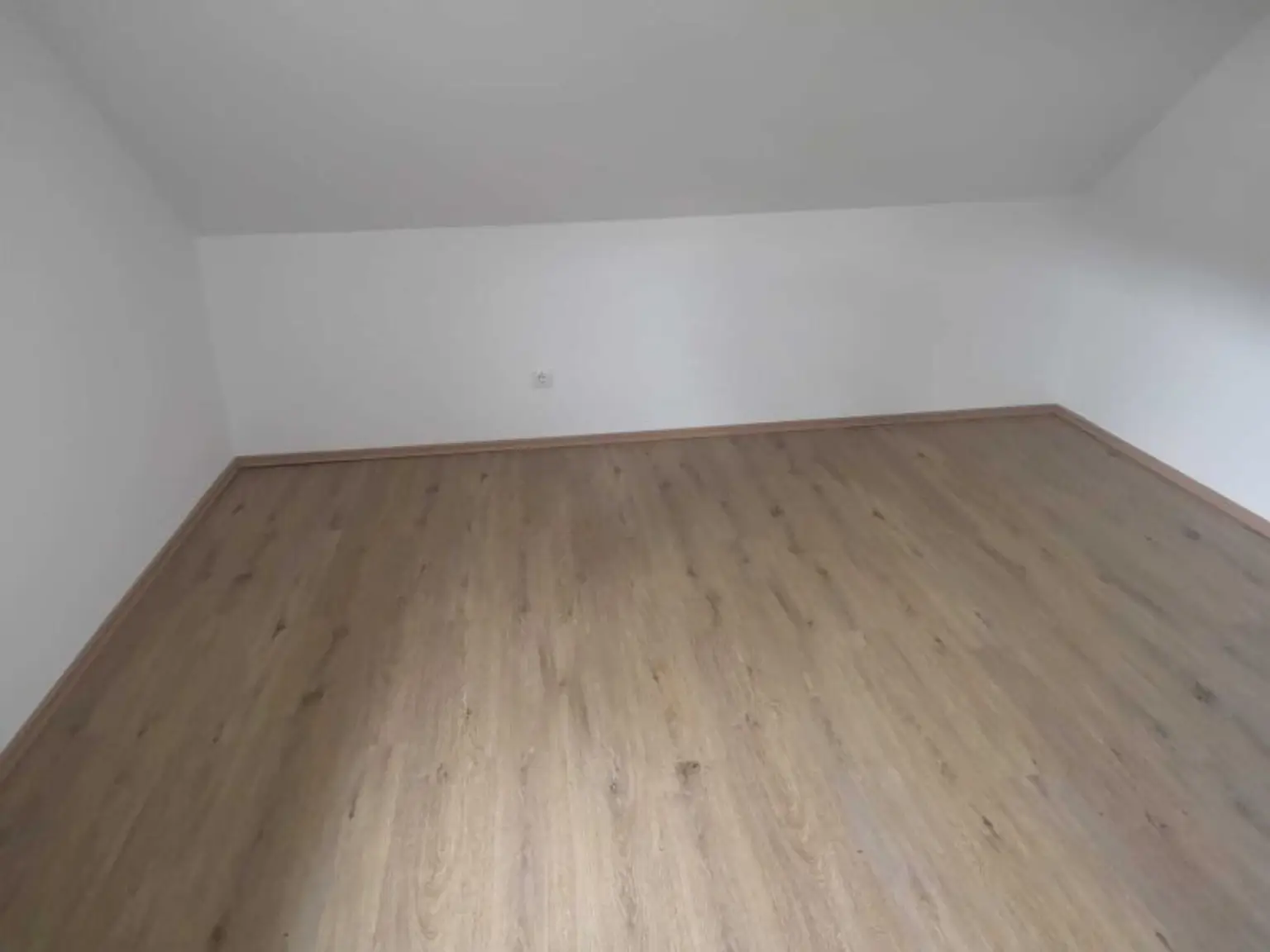 GROßZÜGIGE DACHGESCHOSSWOHNUNG MIT BALKON ZUR VERMIETUNG AB 01.10.2025!