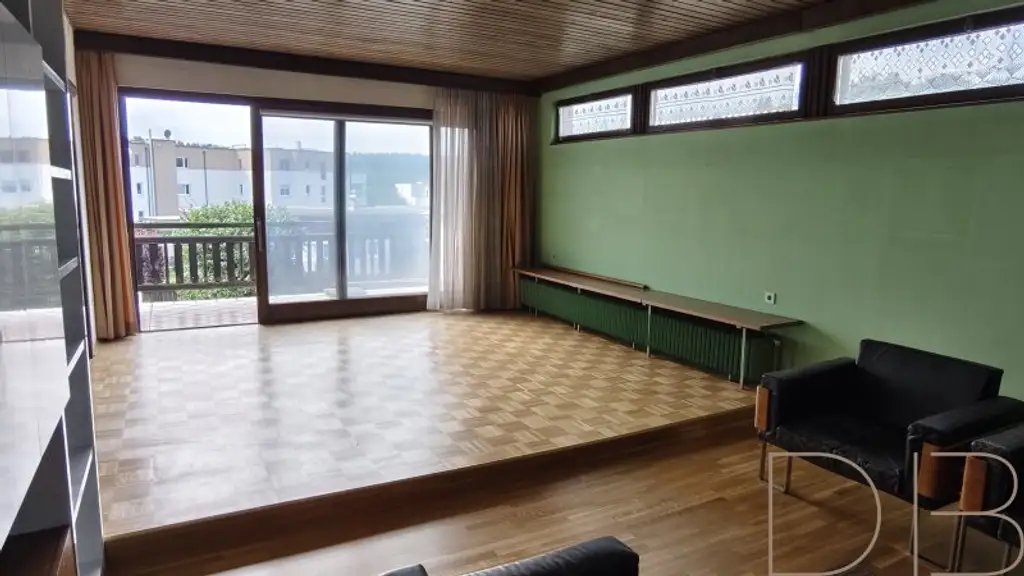DB IMMOBILIEN | Sanierungsbedürftige 4-Zimmer-Wohnung mit südseitiger Terrasse und traumhaften Ausblick!