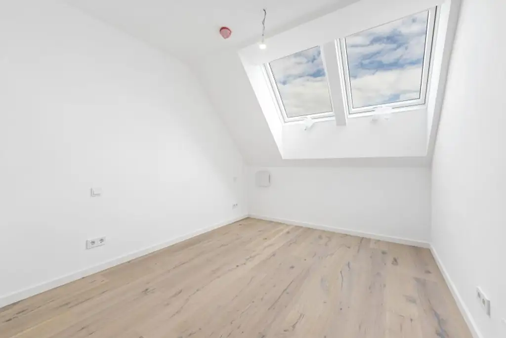 ZUM VERLIEBEN: EIN DACHGESCHOSS-TRAUM MIT BALKON