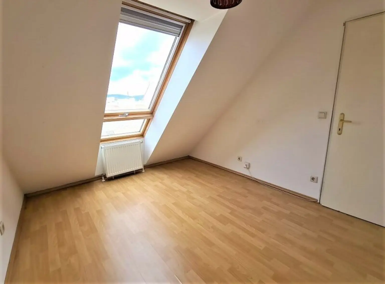 DACHGESCHOSS, AUGARTEN-NÄHE, 87 m² Maisonette mit 10 m2 Terrasse, Wohnküche, 2 Zimmer, Galerie, 2 Bäder, Rembrandtstraße