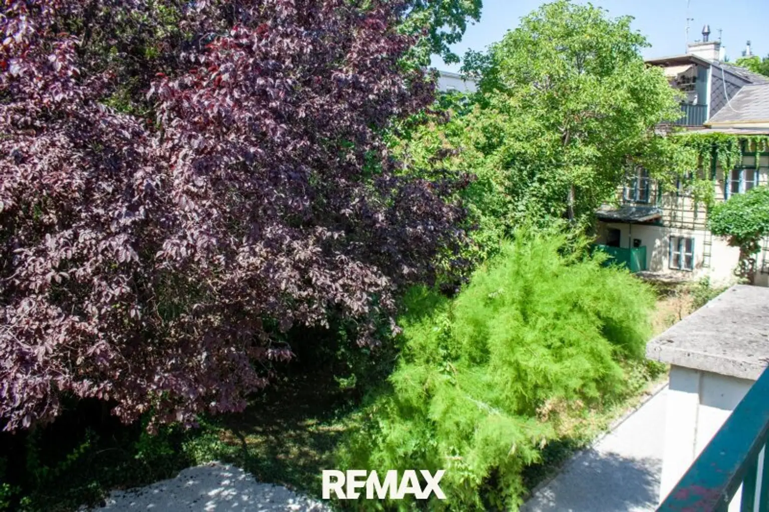 OG Blick von der Terrasse in den Garten