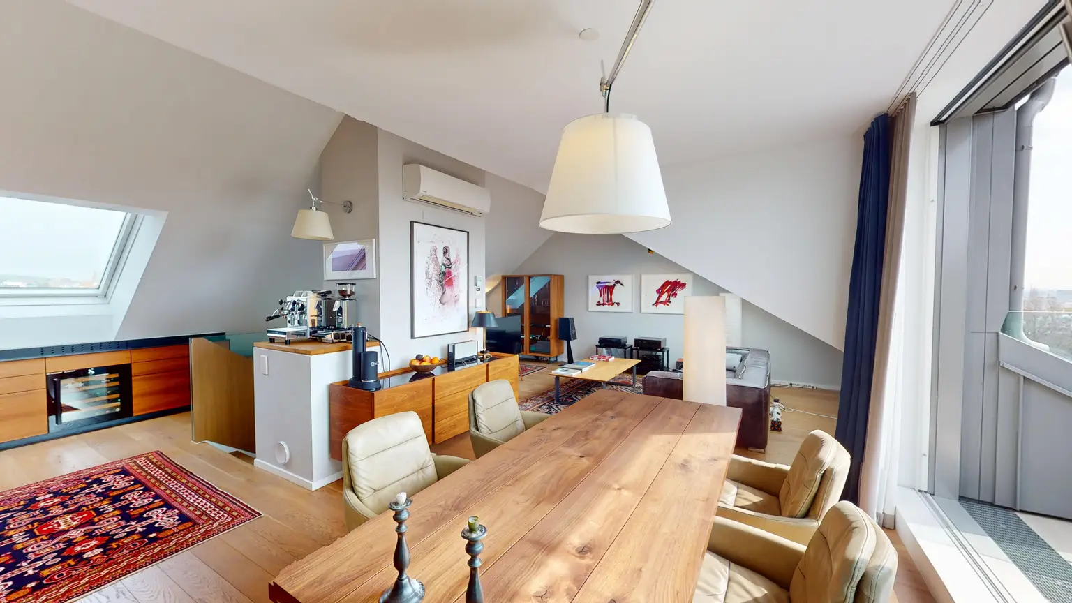 Cottageviertel I Traumhafte Dachwohnung im Jugendstil-Palais I Garagenplatz