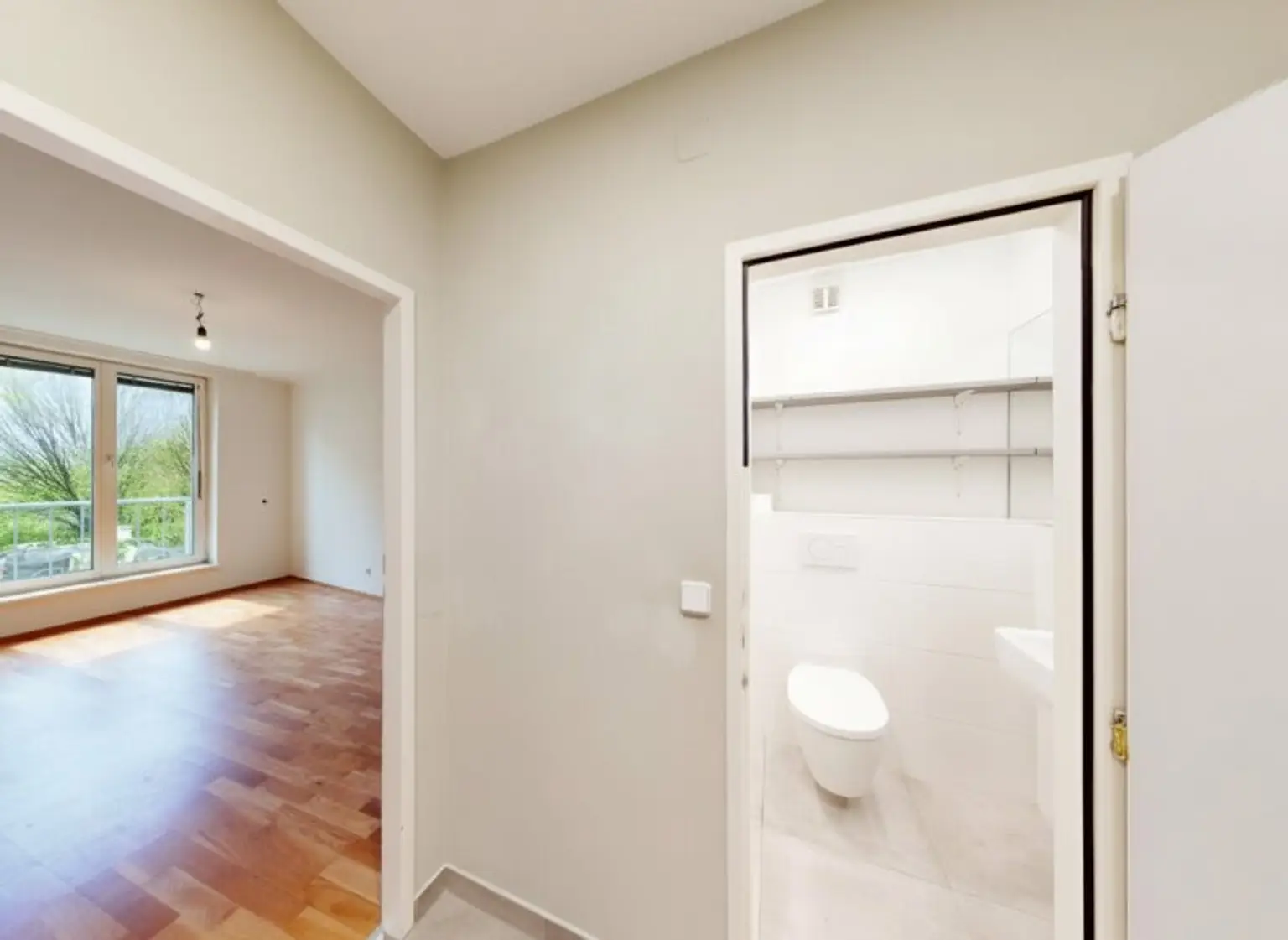 Bad mit Dusche, WC, Waschbecken