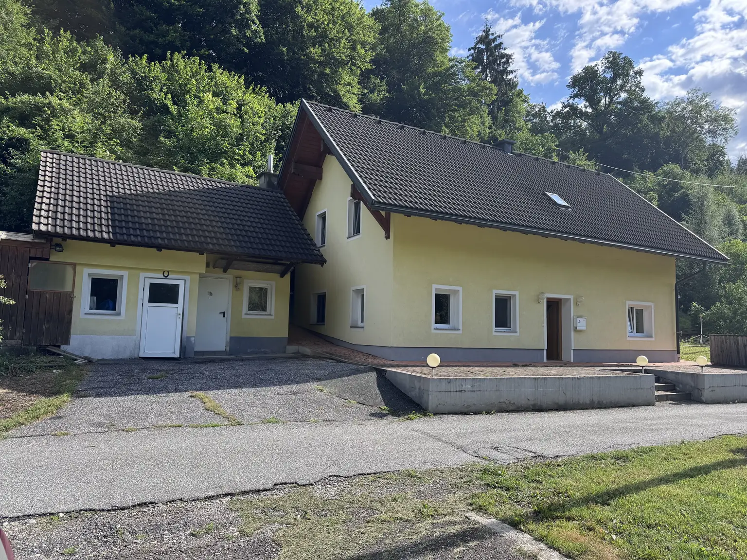 Zweifamilienhaus mit Nebengebäude und großzügigem Garten nahe Dreiländereck !