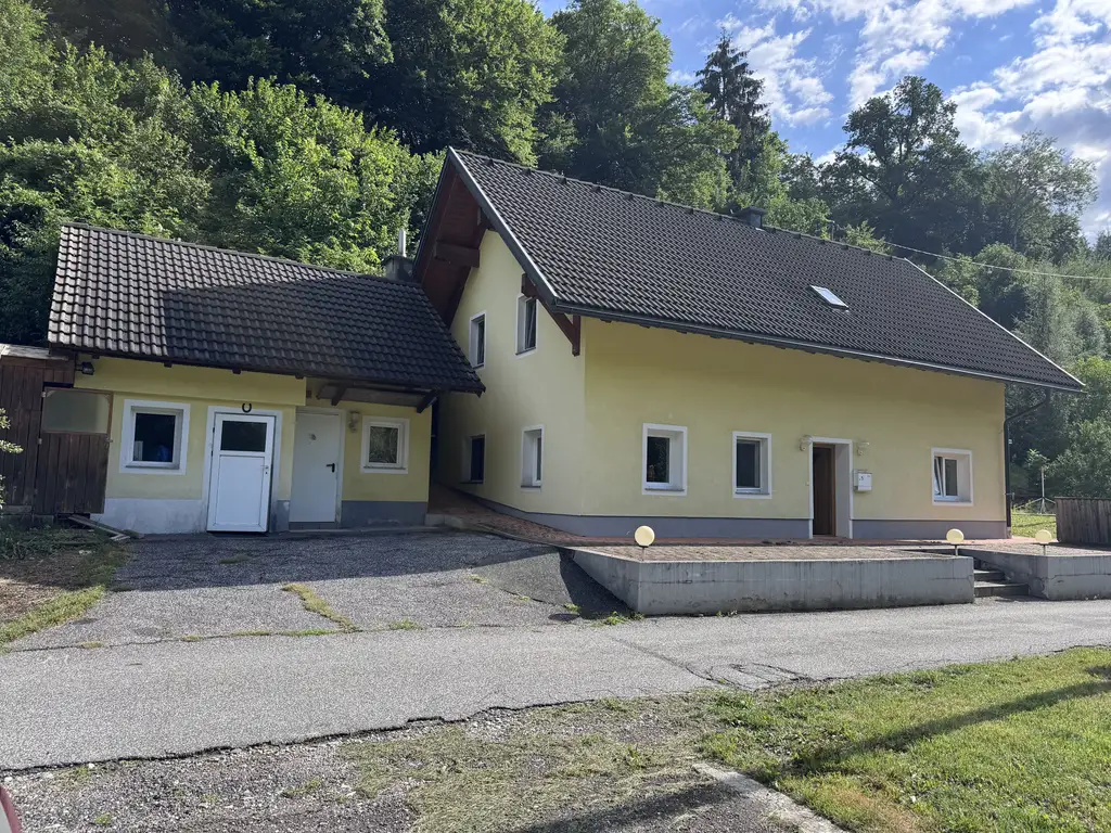 Zweifamilienhaus mit Nebengebäude und großzügigem Garten nahe Dreiländereck !