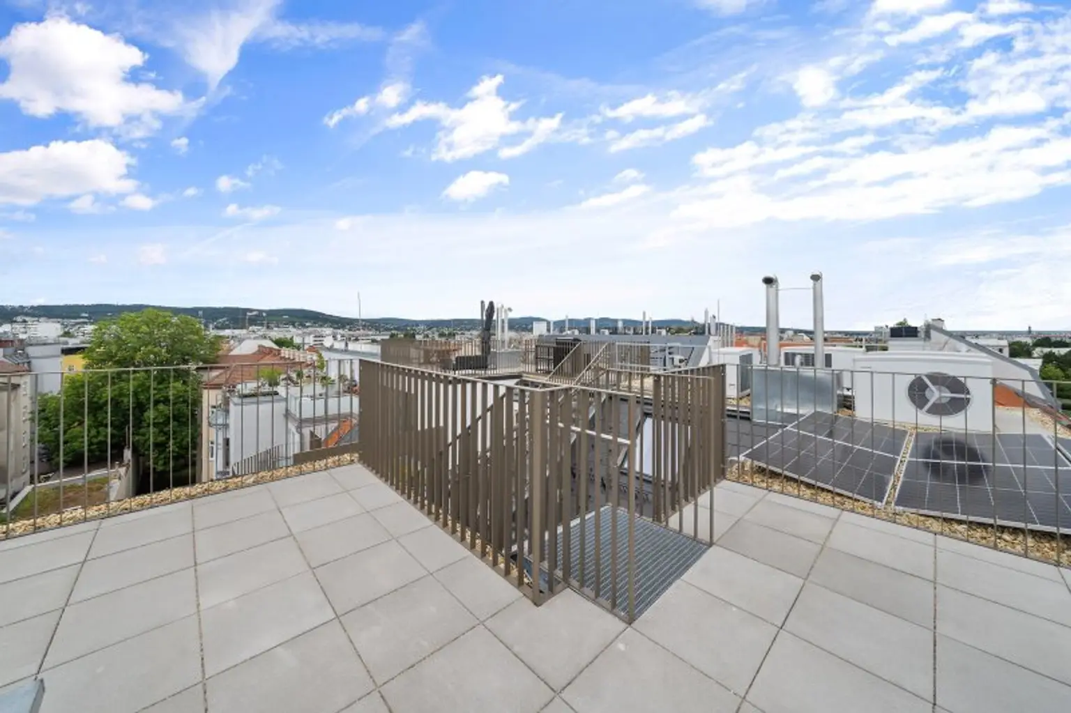 4-Zimmer-Dachgeschosswohnung (Massivbauweise) mit Terrasse und Dachterrasse in generalsaniertem Altbau