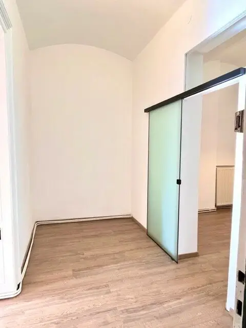 Vorraum mit Nische (für Arbeitsplatz od. Abstellraum)
