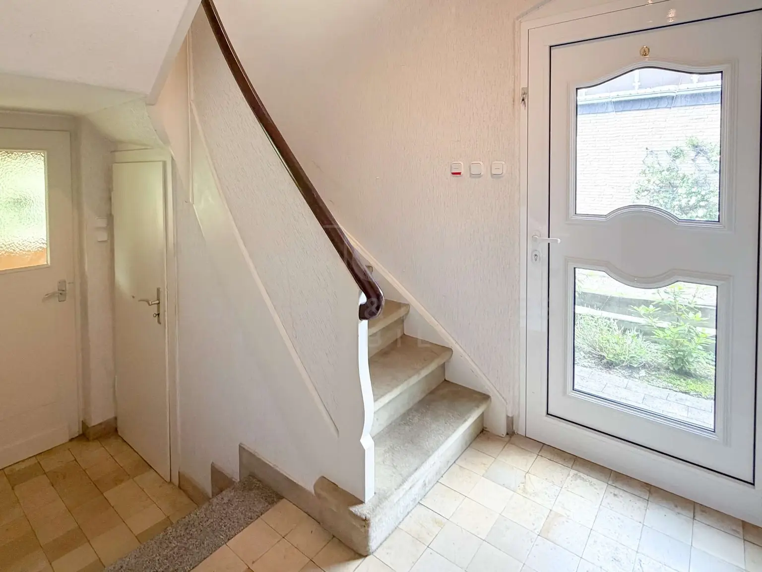 Flur mit Treppe - Haupthaus