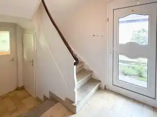 Flur mit Treppe - Haupthaus