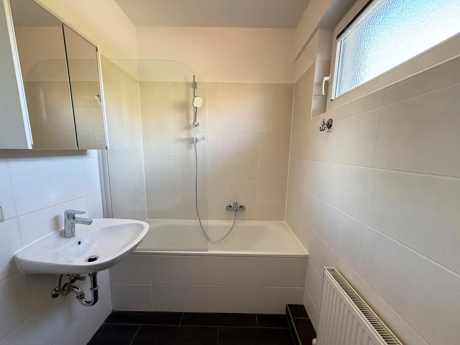 Badezimmer mit Fenster