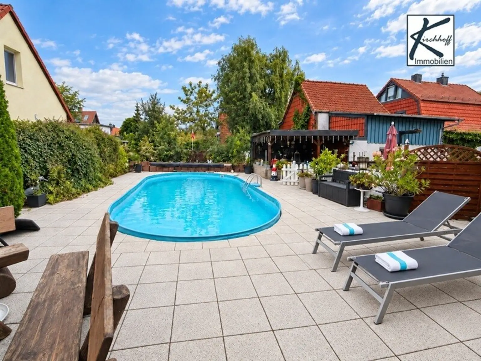 Pool mit Terrasse