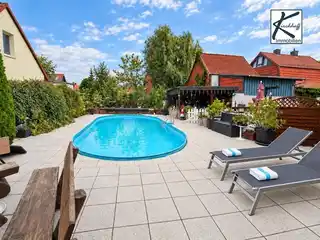 Pool mit Terrasse