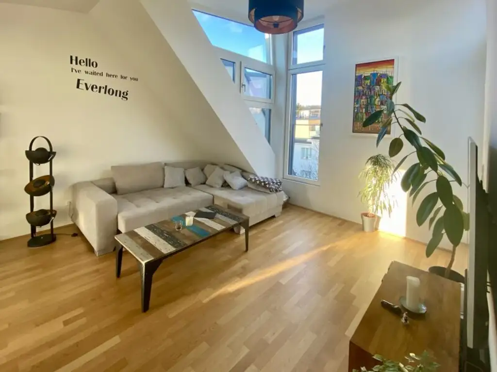 VOLL MÖBLIERTES traumhaft ruhiges Dachgeschoss-Appartement mit Terrasse und perfektem Öffi-Anschluß