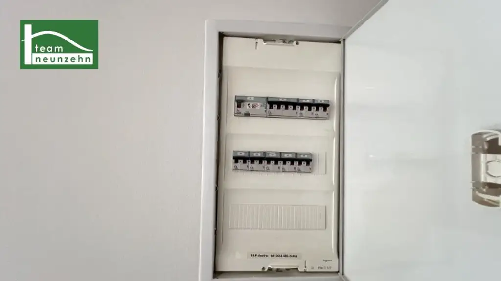 2 Zimmer-Wohnung in generalsaniertem Neubau mit ca. 6m2 Balkon.