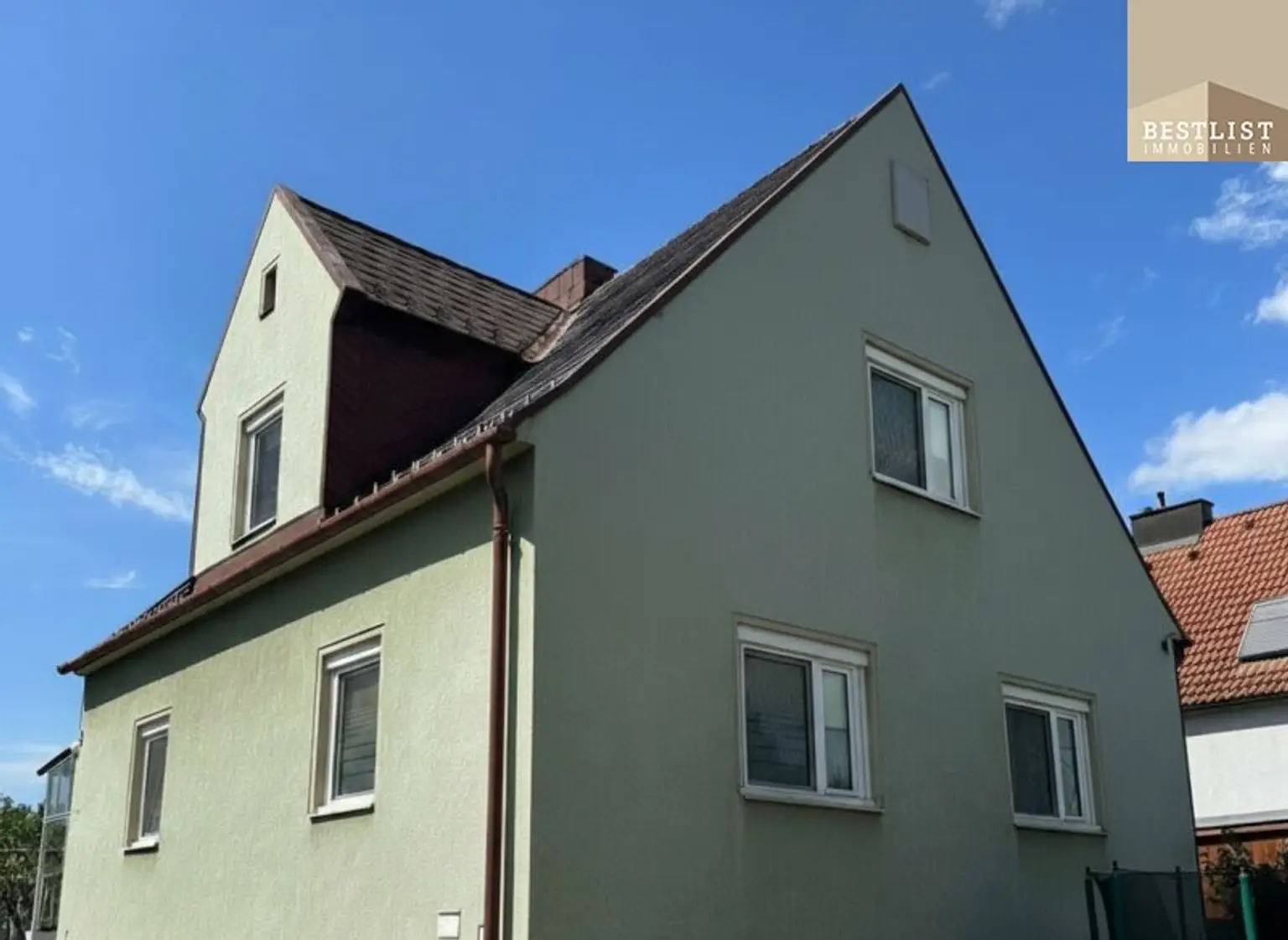 Einfamilienhaus mit Zubau - Tiefgarage und Garten