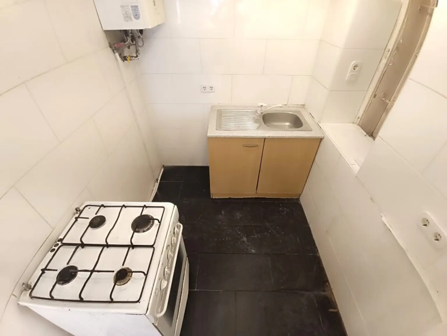 Sanierungsbedürftige 1-Zimmer Wohnung im Erdgeschoss! Küche separat! Nähe Parkanlage Familienplatz & U3 Ottakring!
