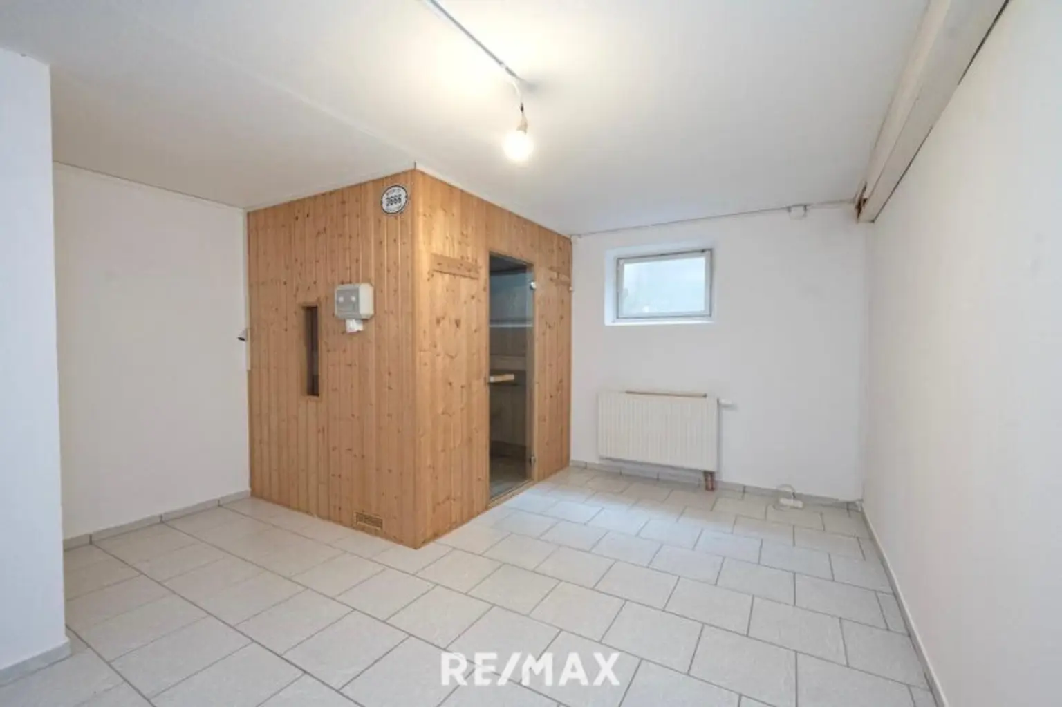 Kellerraum mit Blick zur Sauna (KG)