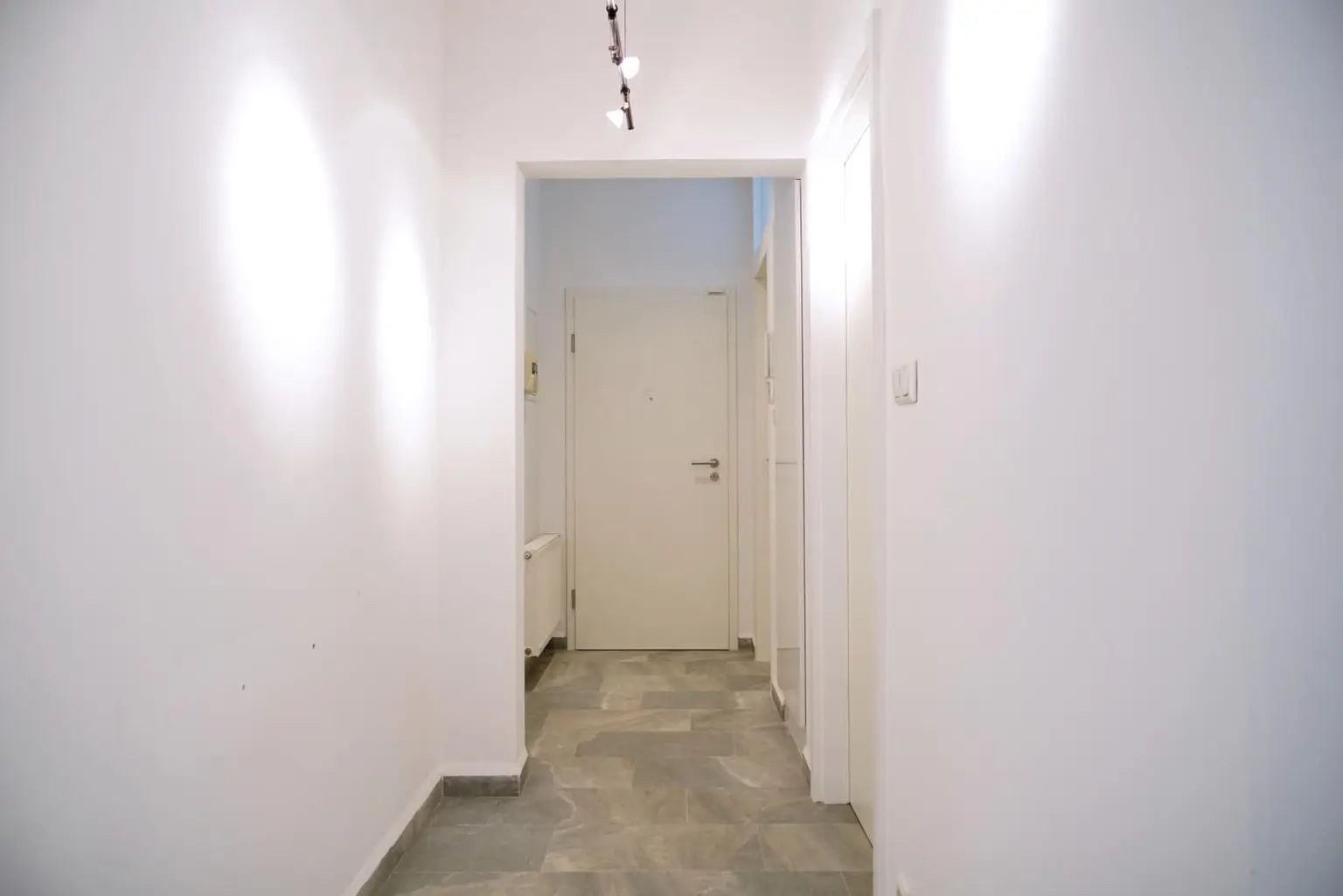 Einziehen und wohlfühlen! Moderne 2-Zimmerwohnung in Grün- und Ruhelage mit Terrasse und Eigengarten – Carport inklusive!