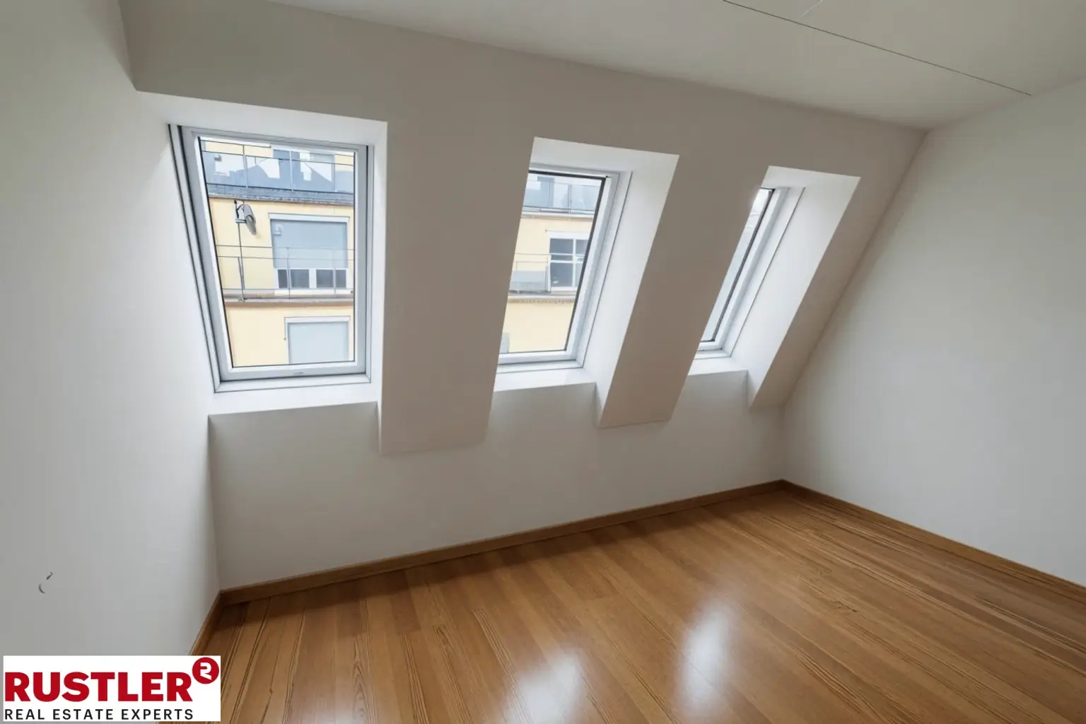 Dachgeschoss-Wohntraum - 3-Zimmer mit Balkon -  Nähe Kutschkermarkt
