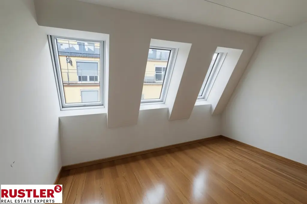 Dachgeschoss-Wohntraum - 3-Zimmer mit Balkon -  Nähe Kutschkermarkt