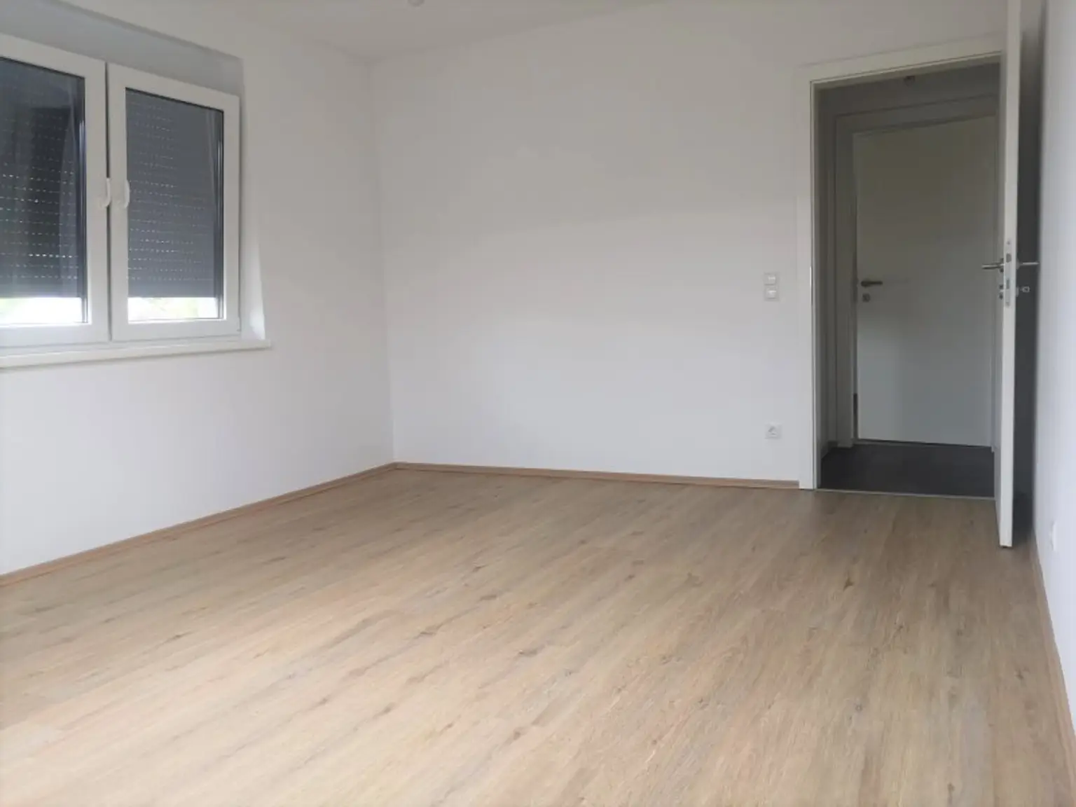 GROßZÜGIGE DACHGESCHOSSWOHNUNG MIT BALKON ZUR VERMIETUNG AB 01.10.2025!
