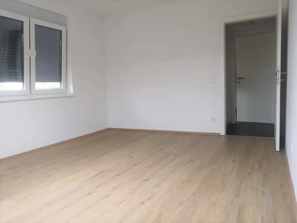 GROßZÜGIGE DACHGESCHOSSWOHNUNG MIT BALKON ZUR VERMIETUNG AB 01.10.2025!