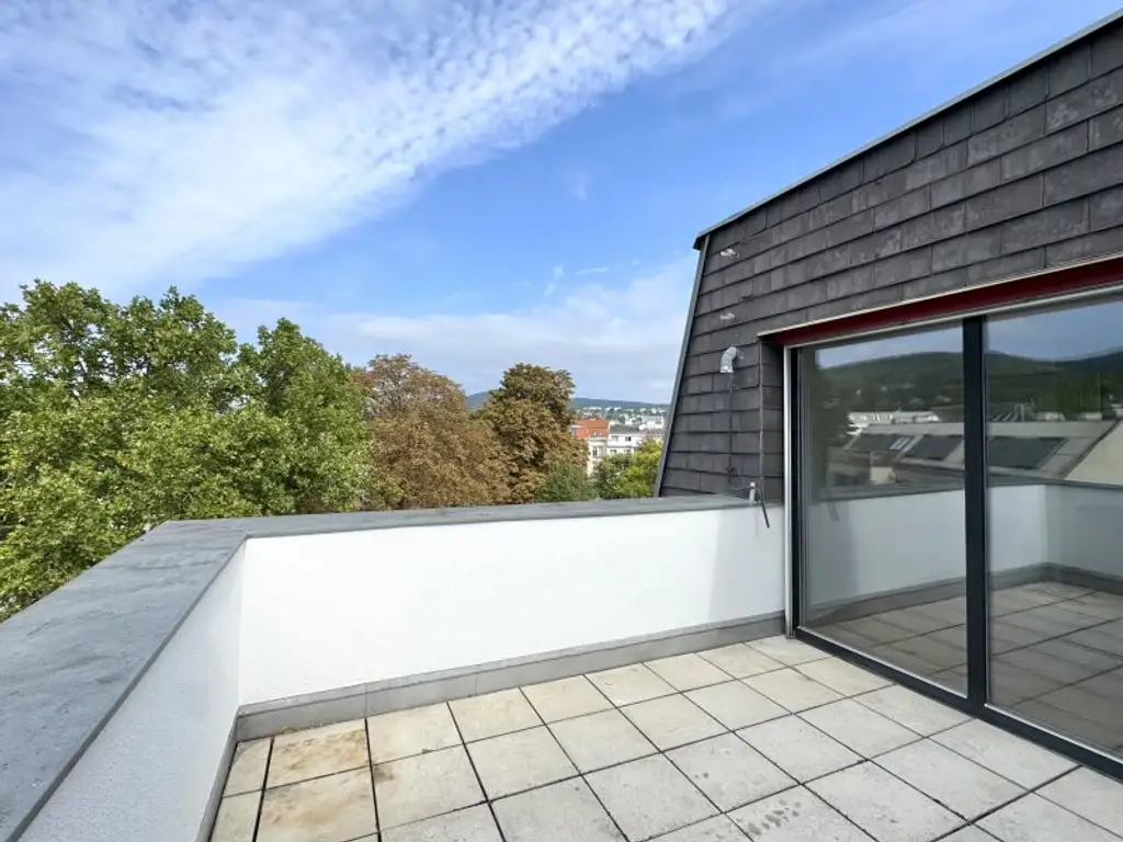 Residieren mit Blick ins Grüne - renovierte Dachgeschosswohnung mit 2 Terrassen - U4 Ober St. Veit