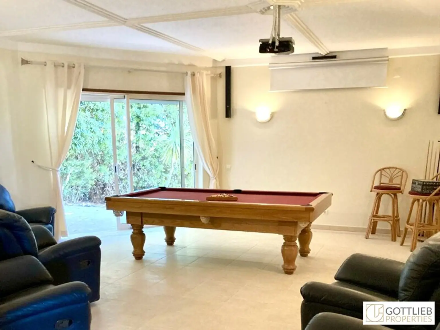 Uneinsehbare Villa mit Terrassen und großem Garten, Swimmingpool und Meerblick