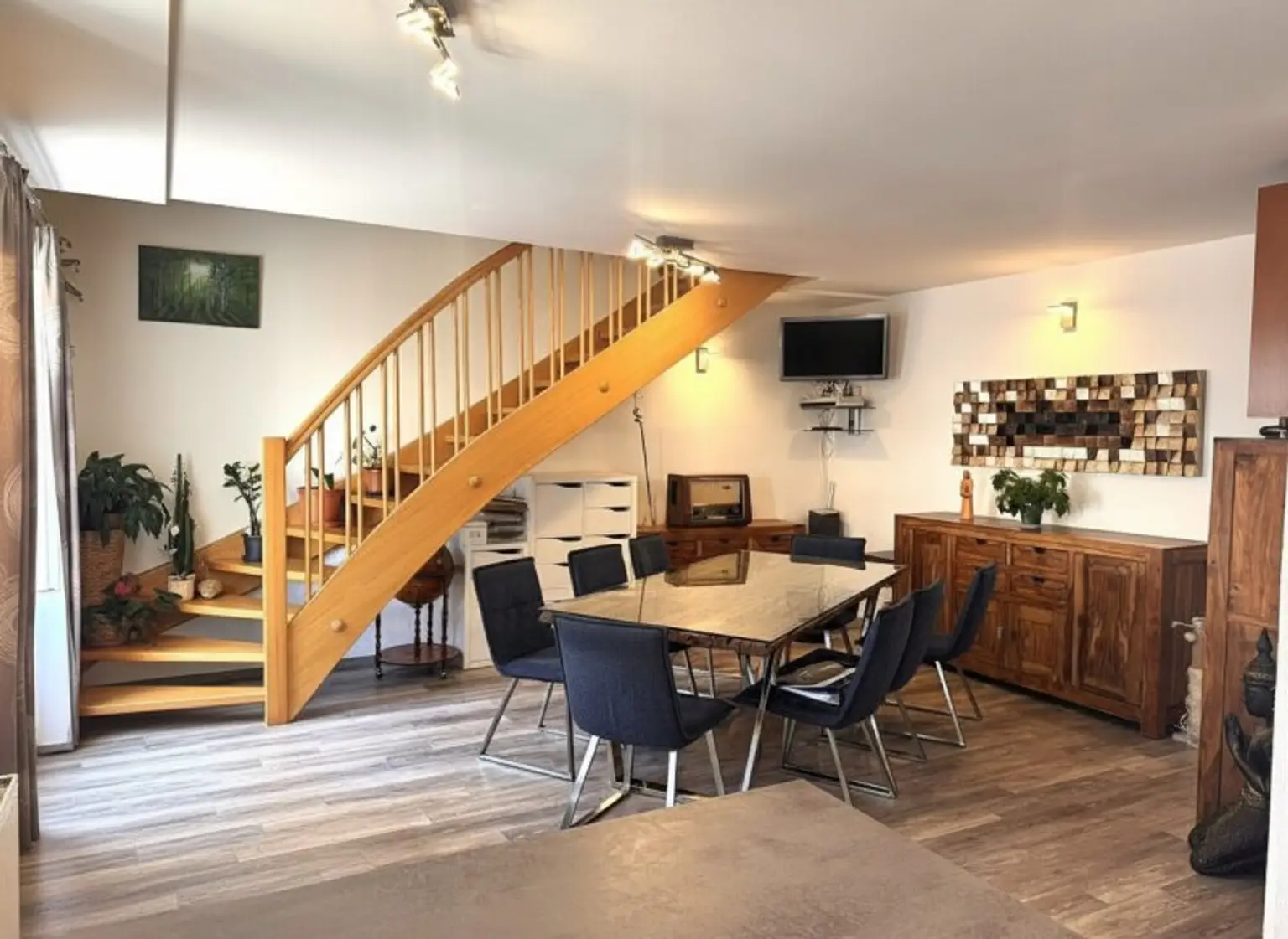 Blick von Küche in Esszimmer