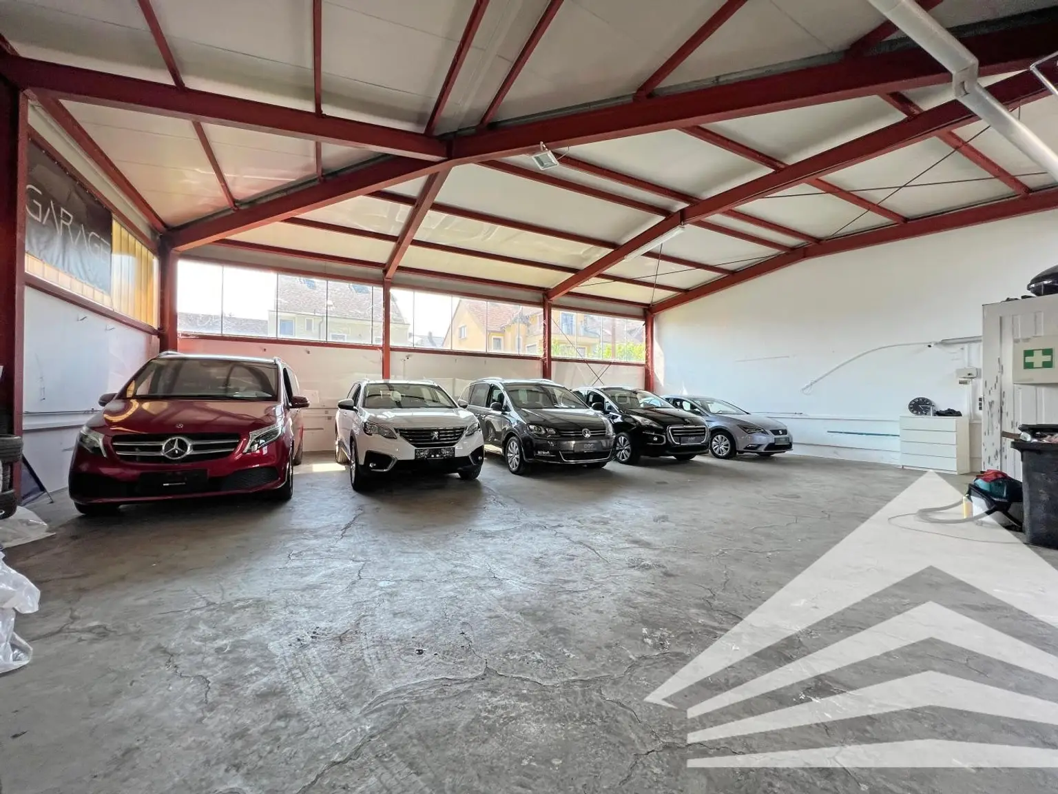 Vielseitige Lagerhalle/Werkstatt mit Parkflächen direkt an der Wienerstrasse!
