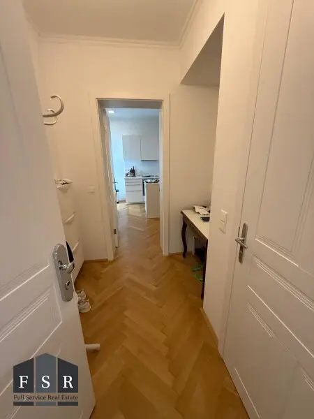 Alles da - Moderne und elegante Altbauwohnung mit Balkon in bester Lage + 1x Garagenplatz und Einbauküche im Preis inkludiert