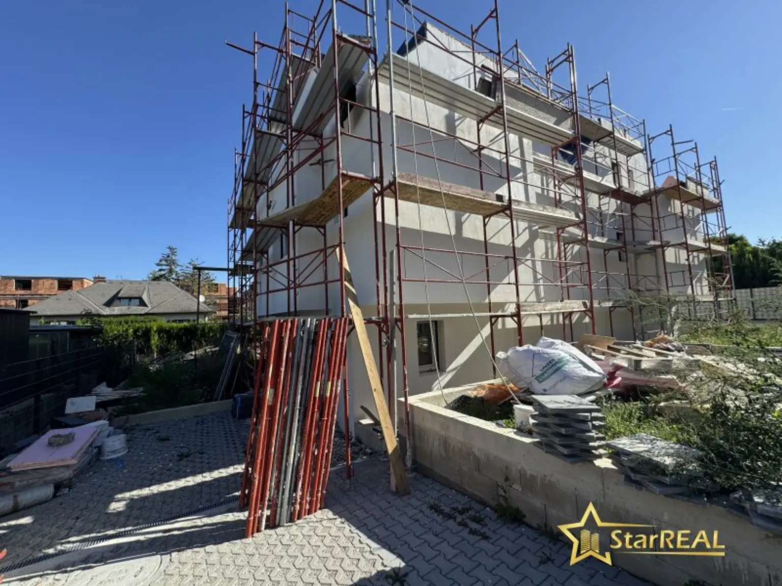 NOCH 1 EINZELHAUS (SCHLÜSSELFERTIG) FREI! 5 ZIMMER/ 3 BADEZIMMER/ 3 TOILETTEN. INKLUSIVE STELLPLATZ.