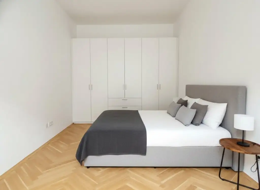 ERSTBEZUG Top sanierter Altbau nähe Meidlinger Hauptstraße 3. Liftstock