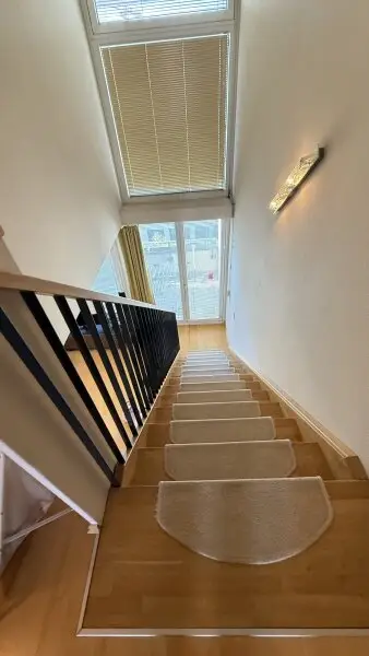 Tokiostraße / Kirschblütenpark: VIS / Japanische Schule: Möblierte 4 Zimmer-Maisonetten-Wohnung mit einer Loggia und Terrasse + optionaler Garagenstellplatz!