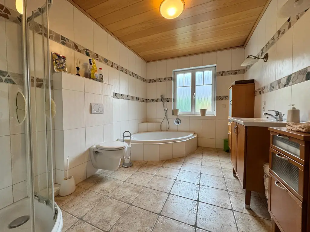 XXL Traum Bungalow mit Kachelofen überdachter Terrasse, Gartenoase, Wohnkeller und Doppelgarage  im Laahfeld /Ansfelden