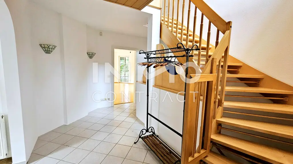 Familienfreundliches, lichtdurchflutetes  Traumhaus: 4 Schlafzimmer, Pool, Sauna und Gartenidylle