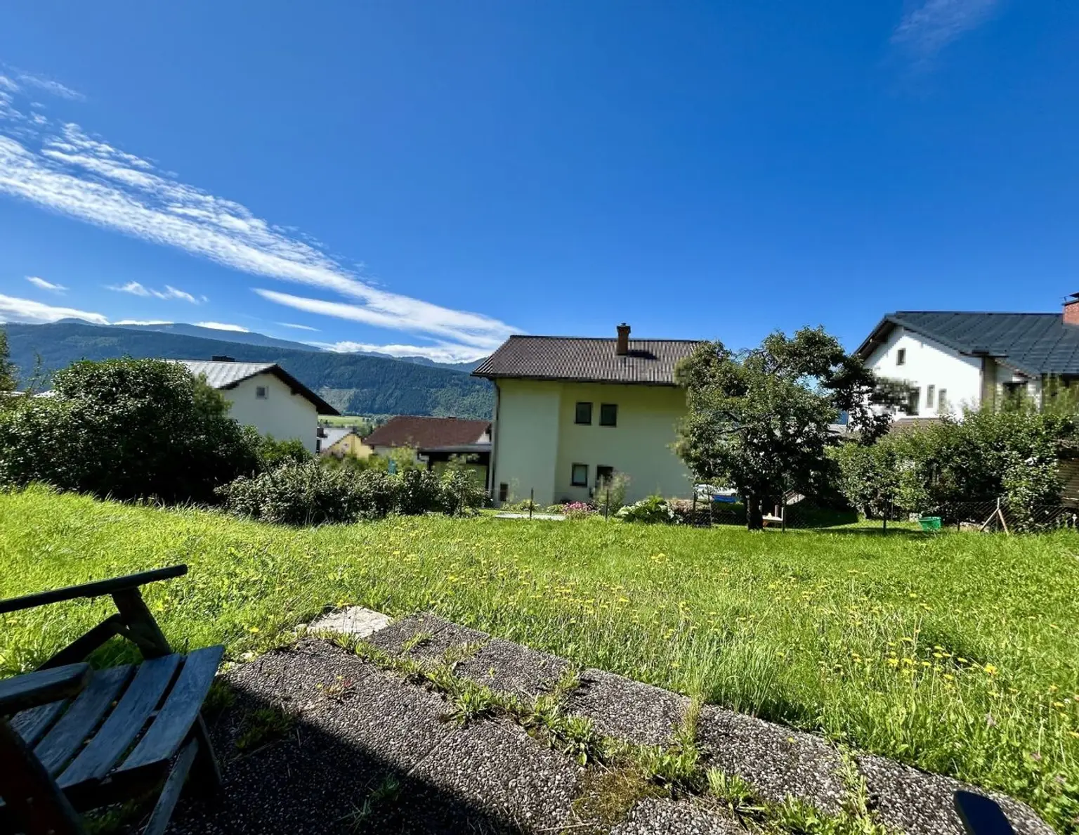 Wohnhaus mit südseitigem Balkon u. Terrasse, Garagen, voll unterkellert
