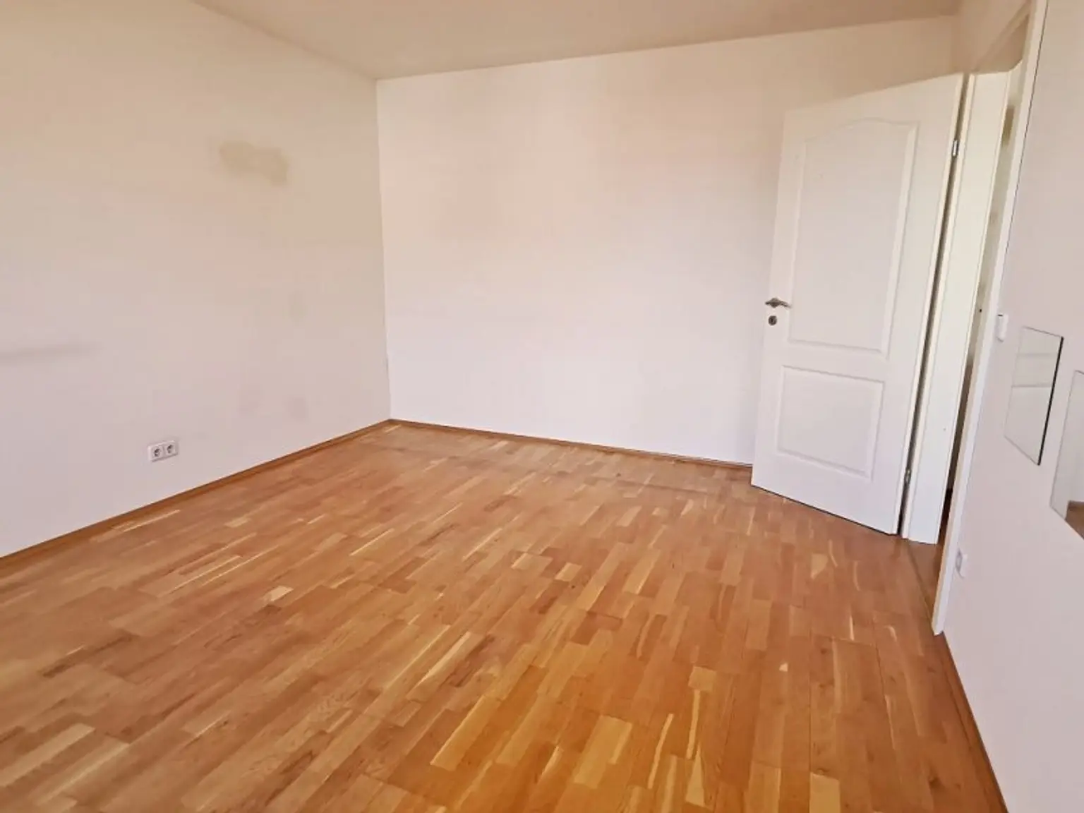 NASCHMARKT-NÄHE, 62 m2 Dachgeschoß, 2 Zimmer, Küche, Wannenbad, Parketten, U4-Nähe, Kettenbrückengasse