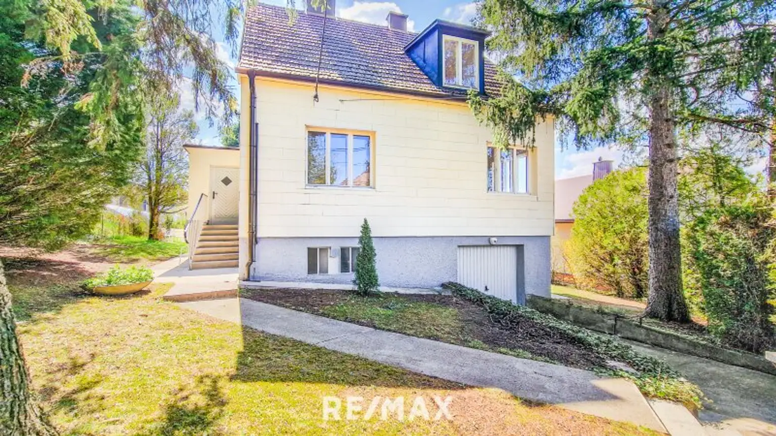 Straßenfassade und Vorgarten