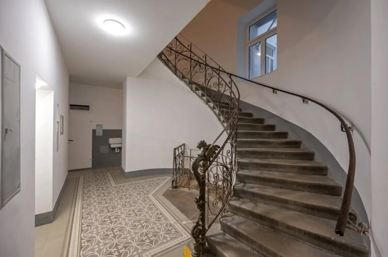 ++NEU++ Renovierungsbedürftige 4-Zimmer Altbauwohnung im Erdgeschoss!