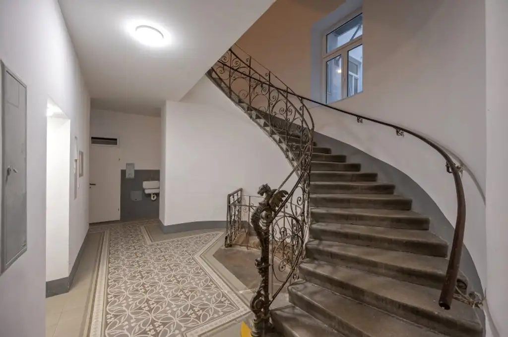 ++NEU++ Renovierungsbedürftige 4-Zimmer Altbauwohnung im Erdgeschoss!