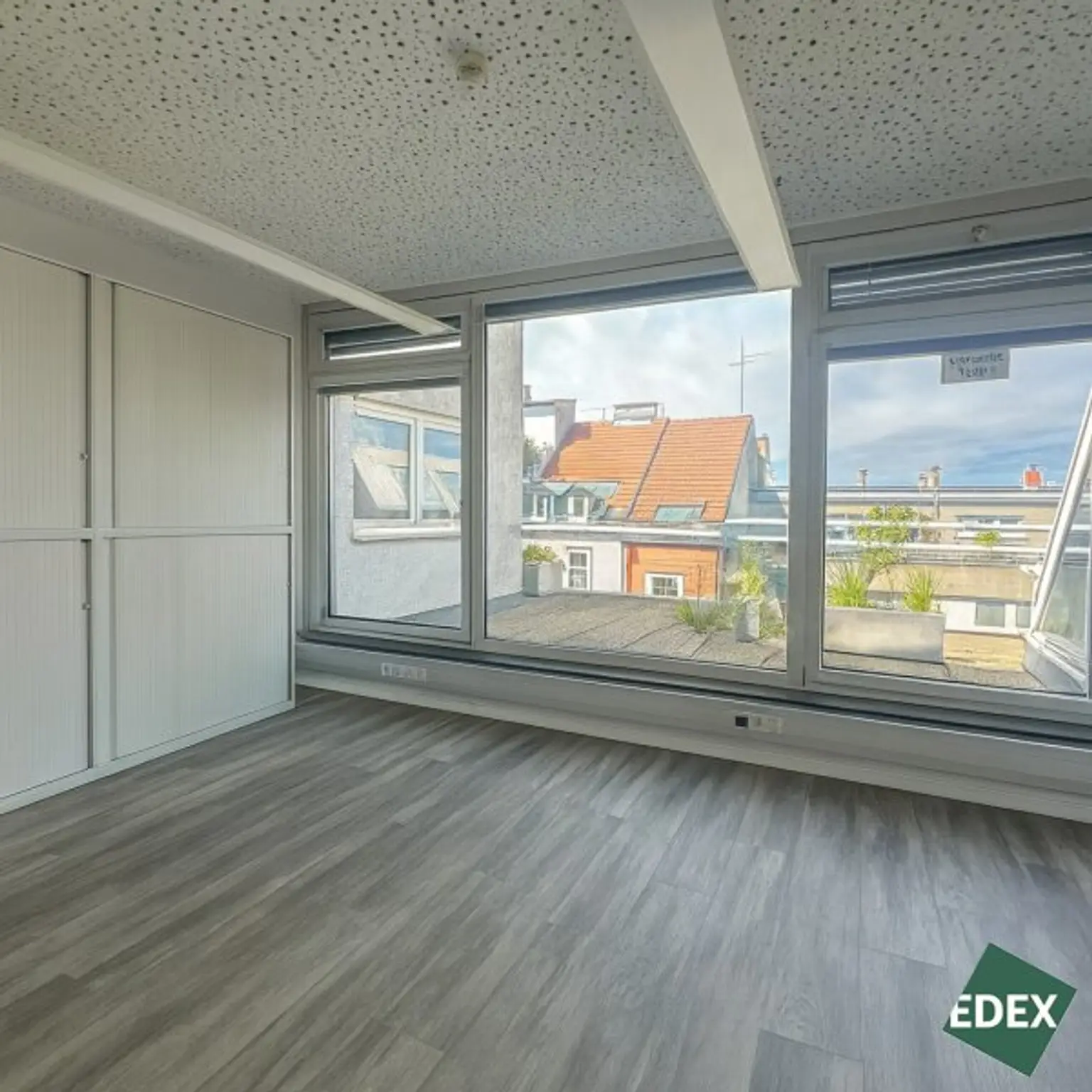 Attraktives Dachgeschoßbüro mit Terrassen im exklusiven Botschaftsviertel nahe Karlsplatz