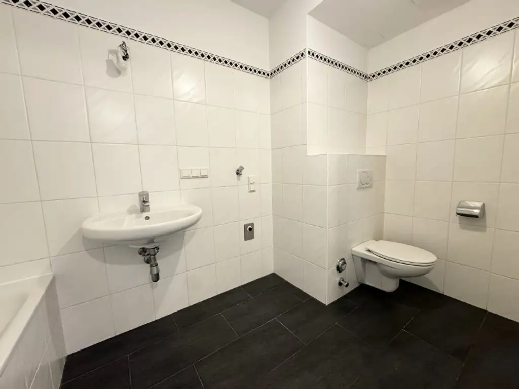 Neubau mit Balkon Richtung Innenhof | Stellplatz im KP inkludiert | ruhig & citynah bei Schmelz/Lugner City