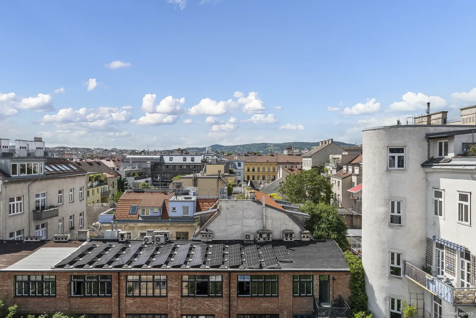 Stilvolle Dachgeschoss-Maisonette mit Galerie und drei Freiflächen