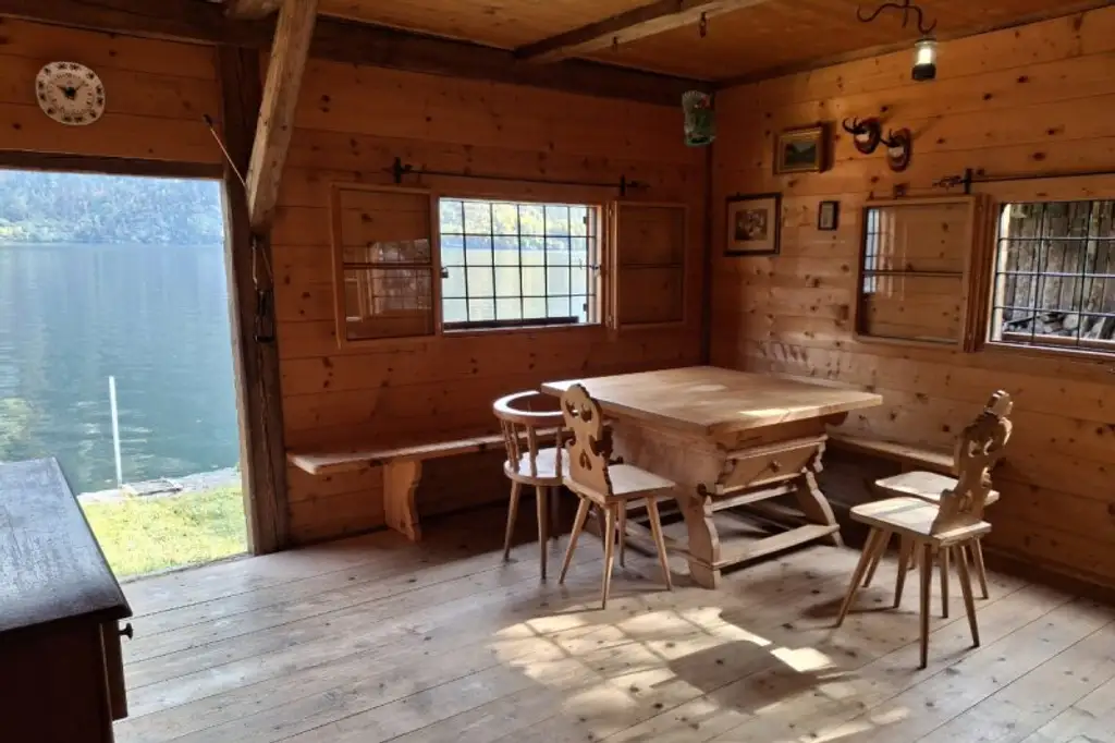 Einzigartig: Hütte und Badeplatz direkt am Hallstättersee.