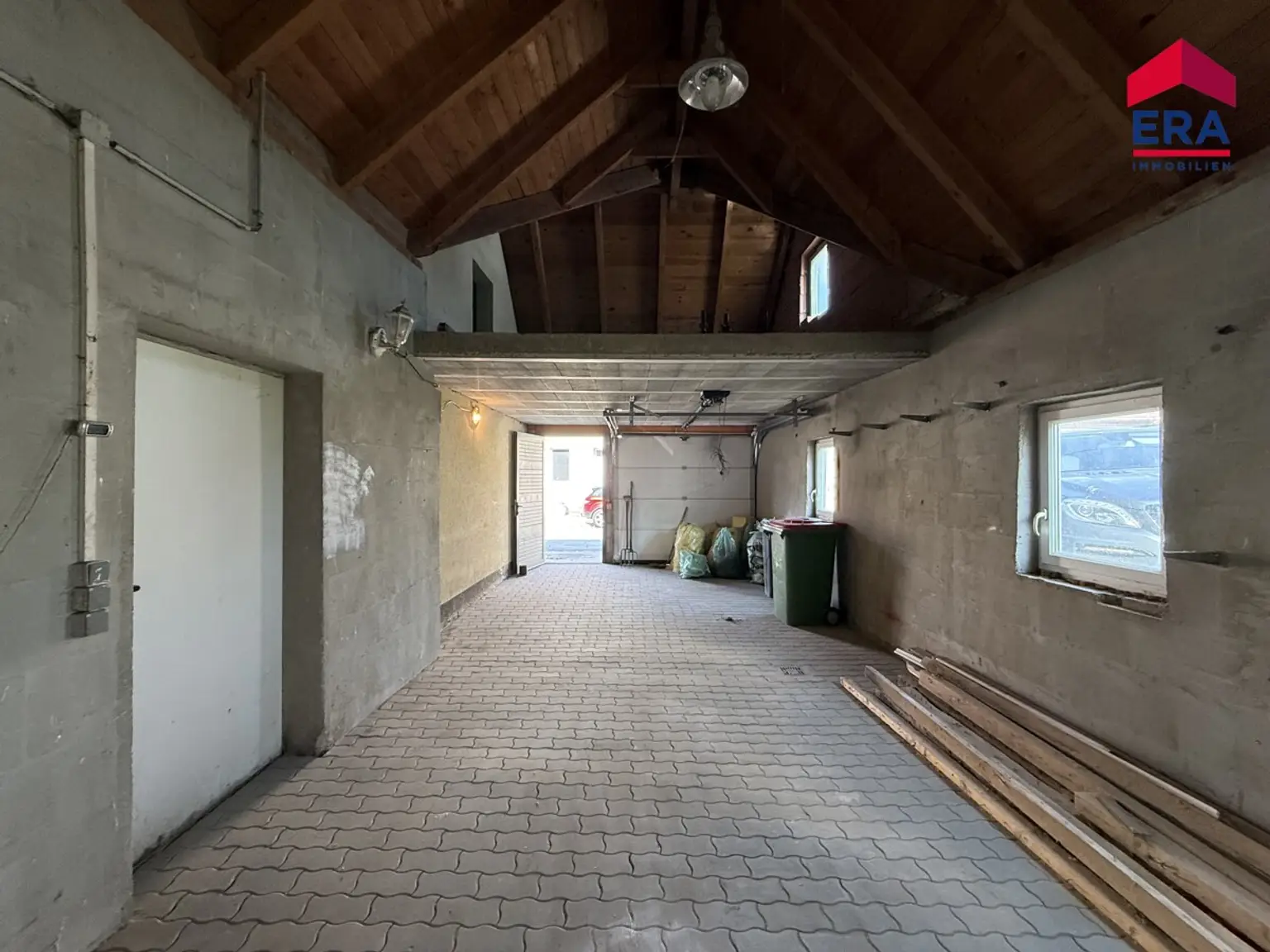 NEU: Frisch saniertes, ebenerdiges Miethaus mit uneinsehbarem Innenhof, Doppelgarage und viel Platz