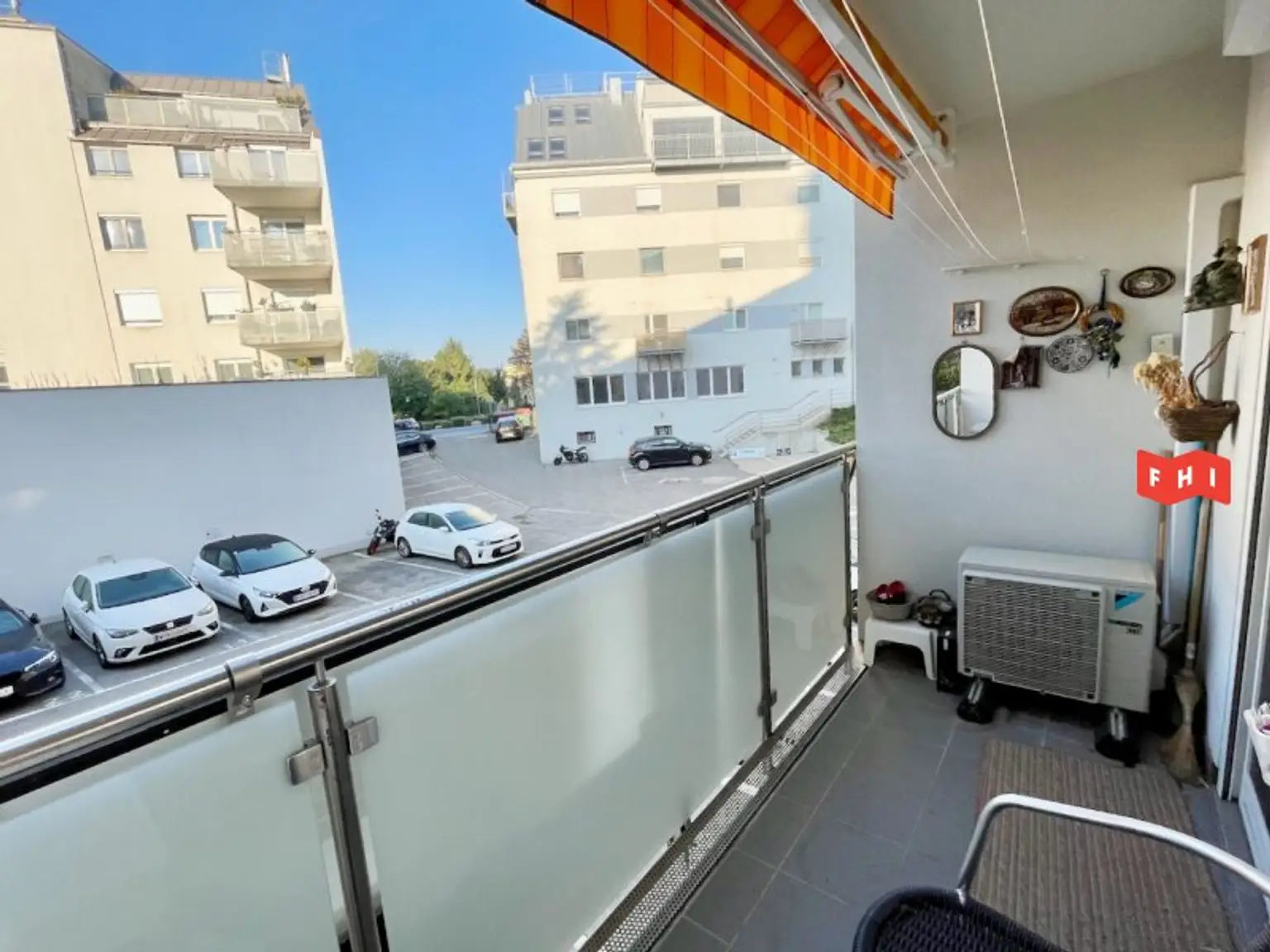 Südwestseitige 3 Zimmer Eigentumswohnung mit Loggia, Klimaanlage, Autoabstellplatz & PV-Balkonkraftwerk.